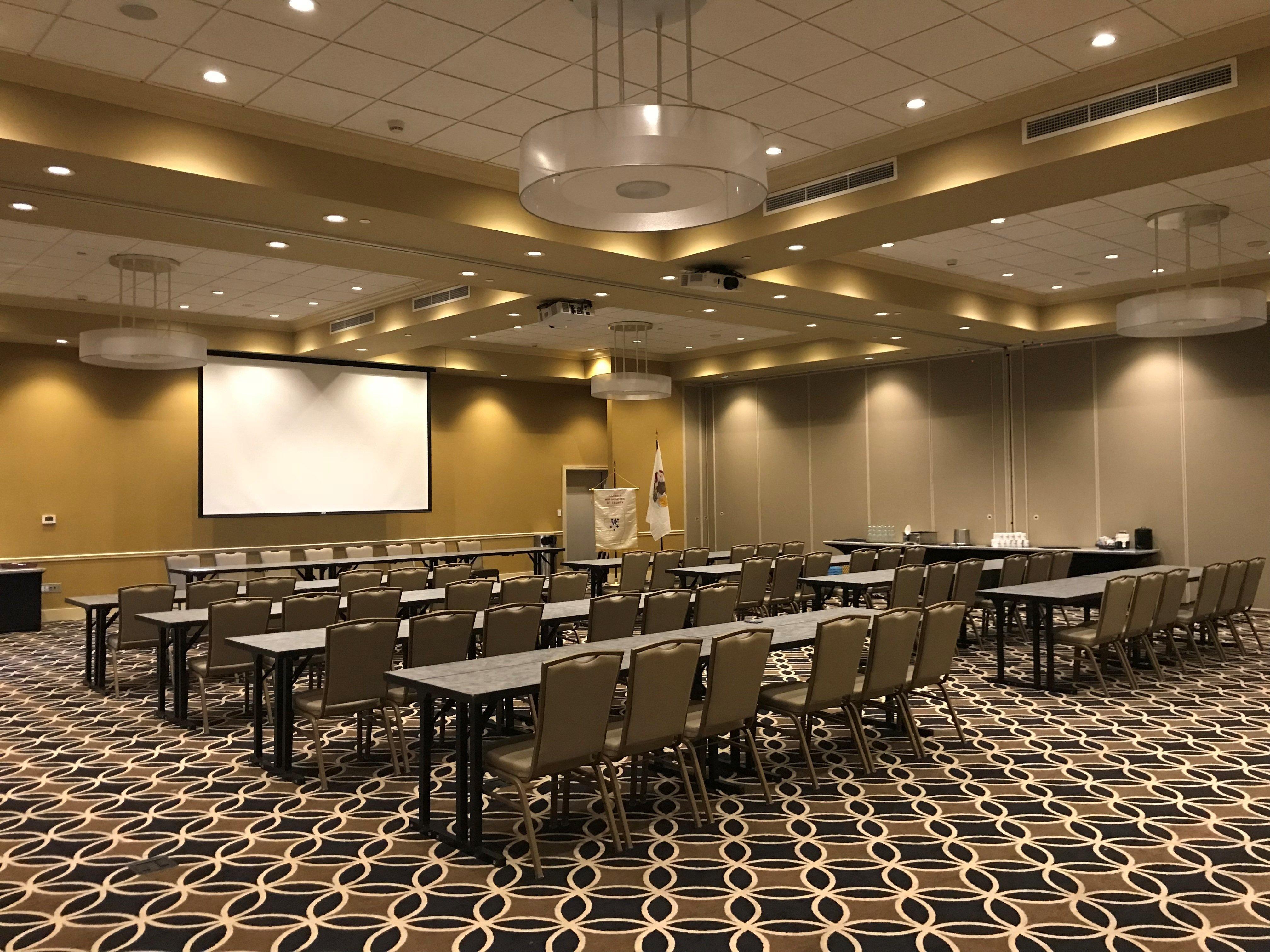 Holiday Inn And Suites East Peoria By Ihg Εξωτερικό φωτογραφία